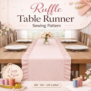 Op de afbeelding: Een roze tafelkleed met ruches op een houten tafel, met witte borden en een vaas met bloemen. De tekst "Ruffle Table Runner Sewing Pattern" staat bovenaan. De afbeelding bevat ook spoelen garen en een meetlint.