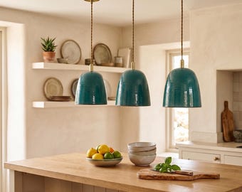 Lámpara colgante de cerámica esmaltada hecha a mano – Pantalla minimalista colorida en forma de campana – Lámpara de techo artesanal para cocina, comedor o dormitorio.