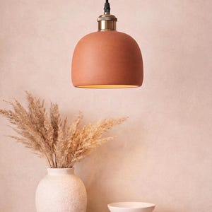 Lampada a sospensione a cupola in terracotta - Lampada a campana in argilla realizzata a mano con finiture in ottone o nichel - Illuminazione minimalista e naturale per cucina o ingresso