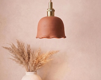 Lámpara colgante de terracota con bordes ondulados - Lámpara colgante de arcilla con detalles de latón - Iluminación rústica con bordes ondulados para mesita de noche o decoración estilo cottagecore