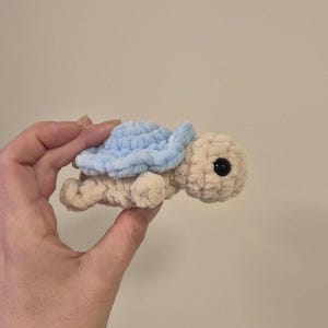 Virkmönster för mini-plyschsköldpadda utan syning | Nybörjarvänlig amigurumi-nyckelring (PDF)
