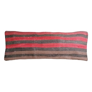 Könnte beinhalten: Rechteckiges Lendenkissen mit horizontalen Streifen in Rot-, Braun- und Grautönen. Das Kissen hat ein strukturiertes Aussehen, das auf einen gewebten Stoff hindeutet. Dieses dekorative Kissen verleiht jedem Raum einen Hauch von Farbe und Muster.