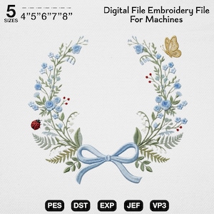 Puede incluir: Archivo de bordado digital para máquinas con un diseño de corona floral. La corona incluye flores azules, hojas verdes, una mariquita y una mariposa. El diseño incluye un lazo azul claro en la parte inferior. Tamaños disponibles: 10 cm, 13 cm, 15 cm, 18 cm y 20 cm.