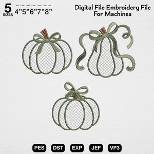 Peut inclure: Fichier de broderie numérique pour machines représentant trois motifs de citrouilles avec un motif quadrillé, des nœuds vert sauge et des tiges brunes. Le texte indique 5 SIZES 4" 5" 6" 7" 8" Digital File Embroidery File For Machines, avec les formats PES, DST, EXP, JEF, VP3.