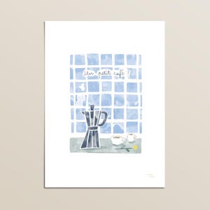 Peut inclure: Impression aquarelle représentant une cafetière italienne bleu foncé, deux tasses à café blanches et une fleur jaune. Le texte "Un petit café ?" est écrit au-dessus de la cafetière sur un fond quadrillé bleu.