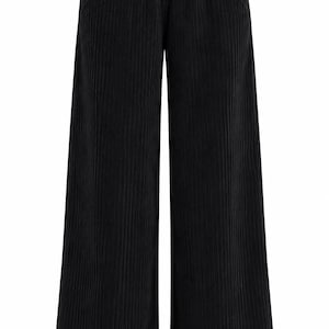 Könnte beinhalten: Schwarze Cordhose mit weitem Bein, hoher elastischer Taille mit Kordelzug, zwei Seitentaschen und einem geraden Schnitt mit durchgehender vertikaler Rippenstruktur im Stoff für ein einheitliches Erscheinungsbild.