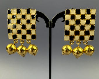Pendientes de clip con estampado gráfico en negro y marfil de los años 80 – 4 cm