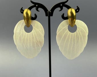 Madre de la Luz — Pendientes de concha de nácar tallada – 5 cm