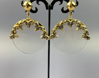 Pendientes de poste esculturales de oro y lucita transparente de los años 80 – 7 cm
