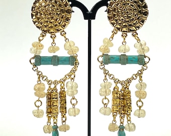 Pendientes vintage étnicos estilo boho chic – Azul, blanco y oro – Pendientes largos de clip extragrandes – Joyería llamativa de principios de los 90