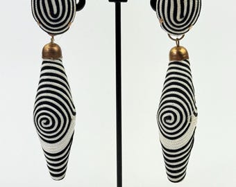 Pendientes llamativos de arte óptico – Clip en blanco y negro – Estilo sesentero de gran tamaño – Pendientes vintage de arte óptico