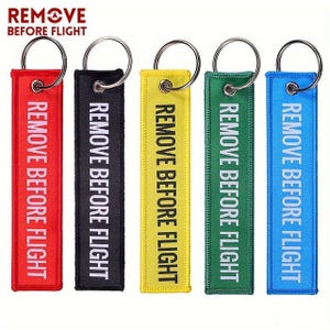 Schlüsselanhänger Remove before Flight aus Stoff beidseitig bestickt