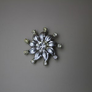 Vintage Art Deco Silver Tone Rhinestone Star Starburst Flower Round Brooch Pin