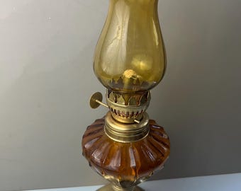 Lámpara de aceite miniatura vintage de cristal ámbar / Lámpara de queroseno de pedestal de latón de 24 cm con chimenea ondulada