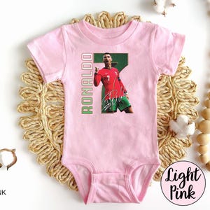 Op de afbeelding: Een set van drie keramische mokken met een gespikkelde, matte afwerking. De mokken zijn in cr&egrave;me, lichtgrijs en donkergrijs. Elke mok heeft een eenvoudig, modern ontwerp en een afgeronde handgreep.