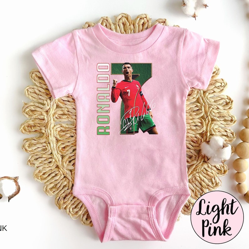 Op de afbeelding: Een set van drie keramische mokken met een gespikkelde, matte afwerking. De mokken zijn in cr&egrave;me, lichtgrijs en donkergrijs. Elke mok heeft een eenvoudig, modern ontwerp en een afgeronde handgreep.
