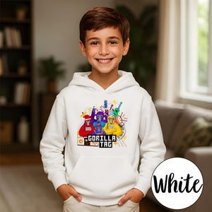 Puede incluir: Una taza de cer&aacute;mica blanca con un asa negra y el texto "But First, Coffee" en negro y negrita. La taza est&aacute; sobre una superficie de madera. La taza mide aproximadamente 10 cm de alto.