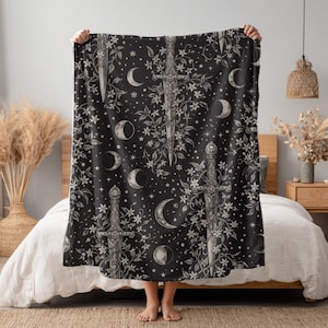 Op de afbeelding: Set van drie keramische mokken met een gespikkelde, matte afwerking. De mokken zijn in crème, lichtgrijs en donkergrijs. Elk heeft een eenvoudig, minimalistisch ontwerp.