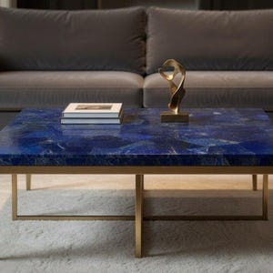 Luxe blauwe rechthoekige lapis lazuli salontafel - handgemaakte tafel met messing poten en steenmozaïek