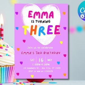 以下が含まれることがあります： ラベンダー色の背景に、カラフルな文字で「EMMA IS TURNING THREE」と書かれた誕生日招待状。左側には、火のついたろうそくが立っているカップケーキがあります。招待状にはイベントの詳細とCanvaのダウンロードボタンが含まれています。
