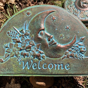 Letrero de hormigón con forma de arco para dar la bienvenida al jardín lunar