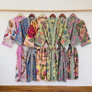 Kimono de algodão com estampa artesanal em bloco - Roupão floral rosa, presente para madrinhas, roupa de dormir de verão