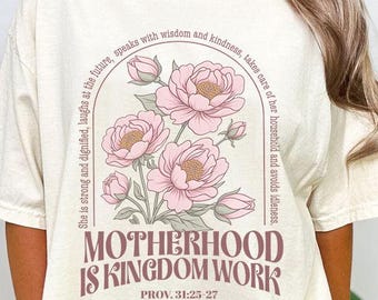 Werkshirt Motherhood Is Kingdom, Spreuken 31:25-27 T-shirt, christelijk Moederdagcadeau, bloemen bijbelvers moedershirt, T-shirt religieuze vrouwen