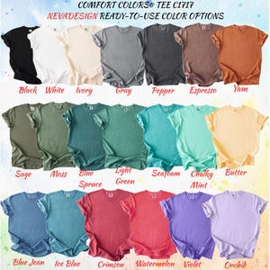 Op de afbeelding: Een display van Comfort Colors C1717 t-shirts in diverse kleuren, waaronder zwart, wit en blauw. De afbeelding toont een reeks kant-en-klare kleuropties, waarbij elk shirt is gelabeld met de bijbehorende kleurnaam.