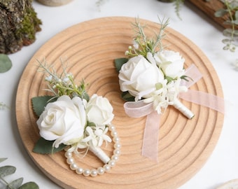 Ensemble de boutonnière et de corsage de poignet en perles roses véritables blancs | Accessoires pour fleurs de mariage artificielles | Corsage de poignet de demoiselle d'honneur | Épinglette du marié