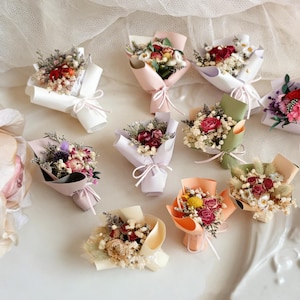 Mini Trockenblumenstrauß für Gastgeschenke | Winziger erhaltener Rosenstrauß | Brautjungfer Vorschlag Geschenk Box Filler | Rustikale Boho Hochzeitsdeko