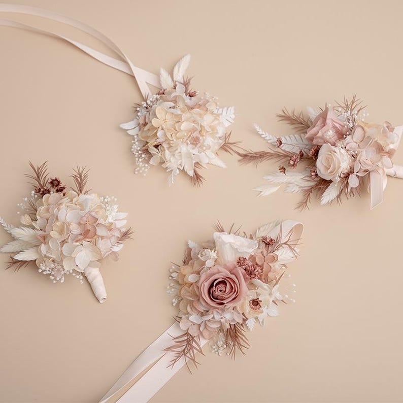 K&ouml;nnte beinhalten: Vier Str&auml;u&szlig;e aus Trockenblumen in Creme-, Rosa- und Braunt&ouml;nen, mit langen Satinb&auml;ndern. Die Str&auml;u&szlig;e zeigen Rosen, Hortensien und andere zarte Bl&uuml;ten. Ideal f&uuml;r Hochzeiten oder besondere Anl&auml;sse.