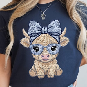 Lente hooglandkoe png, girly paasshirtontwerp, geborduurde neppatch, coquette oma, digitale afbeeldingen van plattelandsmeisjes