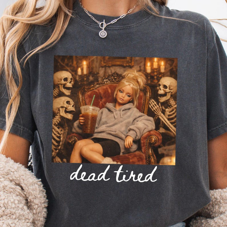 „Todmüde Mama“ (PNG), lustiges Herbstmotiv (PNG), Retro-Puppengesicht-Meme-Sublimationsdesign, trendiges Halloween-Shirt (PNG, digitaler Download) Bild 1