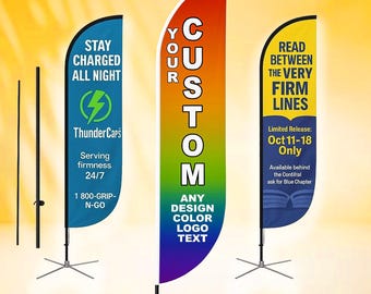 Bandera de plumas personalizada de 457 cm de largo x 76 cm de ancho. Impresión personalizada de su logotipo, diseño o texto. Letrero publicitario para exteriores e interiores. Base de cruz para asta.