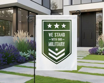 Bandera de jardín "Apoyamos a nuestras Fuerzas Armadas" de 12x18 pulgadas con mástil, decoración de jardín de apoyo al Ejército de EE. UU., bandera patriótica para exteriores para soldados y familias militares.