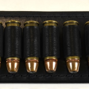 ハンドメイドのブラックレザーベルト弾薬キーパー。.44/45口径。6発の弾を収納可能。幅1 1/2インチまでのベルトにフィット。カートリッジは付属しません。