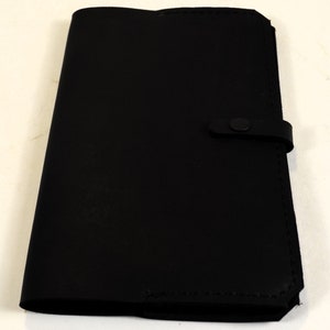 Funda de diario A5 de cuero negro hecha a mano. Diario A5 con 2 bolsillos para tarjetas de presentación. Se adapta a recambios A5 estándar.