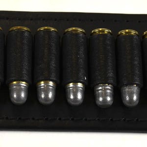 ハンドメイドのブラックレザーベルト弾薬ストリップ。38/357口径。13発の弾を収納可能。幅1 1/2インチまでのベルトにフィット。カートリッジは付属しません。