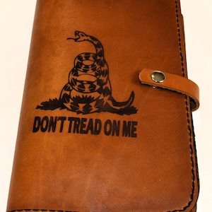 Funda de diario A5 de cuero con grabado "No me pises" Viene con 1 diario A5 con página en blanco instalado Dos presillas para bolígrafos y 2 bolsillos para tarjetas.