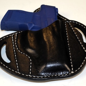 Handgefertigtes schwarzes Leder-Pfannkuchen-Holster für Sig Sauer P365 (nur) rechte Hand außerhalb des Bundes, Gürtelhalterung, passend für Gürtel mit einer Breite von bis zu 2,5 cm