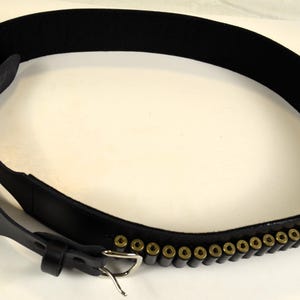 ブラックレザー弾薬帯 60発 長さ58 1/4インチから62 1/2インチ、38/357口径用 6インチ調整 フェルト裏地 交換可能なバックル 弾薬は含まれません