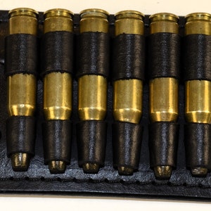 ハンドメイドのブラックレザー弾薬ストリップ 308 ウィンチェスター & 6.5 クリードモア 6 発を収納可能 幅 1 1/2 インチまでのベルトにフィット カートリッジは付属しません