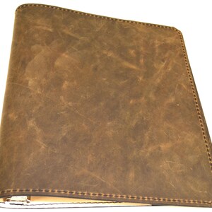 Cahier à trois anneaux fait main en cuir marron foncé. Anneaux de reliure 1". Papier pour cahier standard à trois trous. Deux poches intérieures.