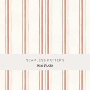 Może przedstawiać: Bezszwowy wzór z pionowymi paskami w stonowanym różowym kolorze na kremowym tle. Tekst "SEAMLESS PATTERN" i "tmd studio" jest wyświetlany na białym banerze na obrazie.