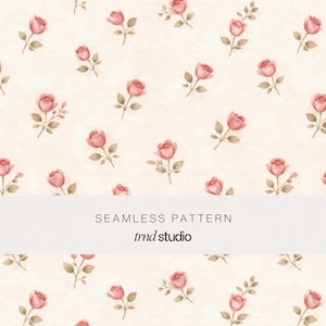Puede incluir: Patrón sin costuras con rosas rosas y hojas verdes sobre fondo crema. El texto "SEAMLESS PATTERN" y "tmd studio" se muestran en una pancarta blanca. Efecto acuarela.