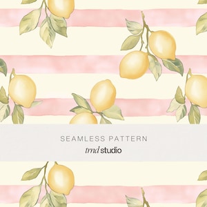 Könnte beinhalten: Nahtloses Muster mit Aquarell-Zitronen und grünen Blättern auf Zweigen, vor einem Hintergrund aus abwechselnd hellgelben und rosa horizontalen Streifen. Der Text "SEAMLESS PATTERN" und "tmd studio" werden angezeigt.