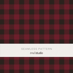 Może przedstawiać: Bezszwowy wzór w kratę typu buffalo z naprzemiennymi kwadratami w kolorze ciemnego bordo i czerni. Biały poziomy pasek na środku zawiera tekst SEAMLESS PATTERN oraz trnd studio wypisany wyraźną czcionką bezszeryfową.