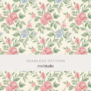 Peut inclure: Un motif sans couture représentant des roses roses et bleues de style aquarelle avec des feuilles vertes sur un fond crème. Une bande horizontale blanche au centre affiche le texte SEAMLESS PATTERN et la marque trnd studio en noir.