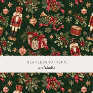 Op de afbeelding: Een naadloos patroon op een donkergroene achtergrond met illustraties van notenkrakers, trompetten, ingepakte cadeaus, dennenappels, hulst, ornamenten en gouden sneeuwvlokken. De afbeelding bevat de tekst SEAMLESS PATTERN trnd studio.