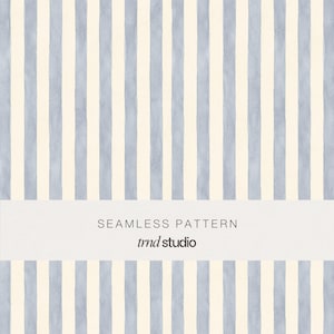 Puede incluir: Un patrón sin costuras con rayas verticales en tonos azul suave y crema con textura de acuarela. Una banda blanca horizontal en el centro muestra el texto SEAMLESS PATTERN y el nombre de la marca trnd studio en letras negras.